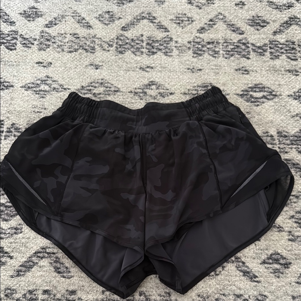 Lululemon Hotty Hot Black Camouflage Women's Shorts 2.5 inseam